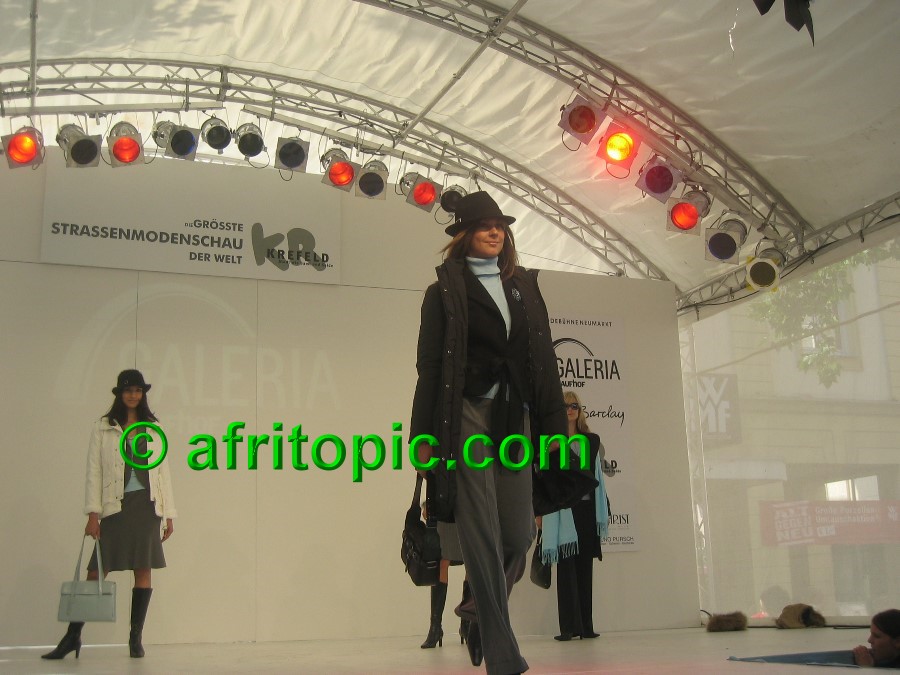 ../Images/Krefeld-Strssenmodenschau-2005 214.jpg